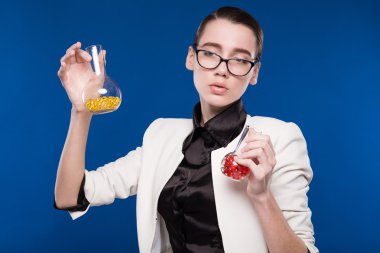 kadehler ile genç kız