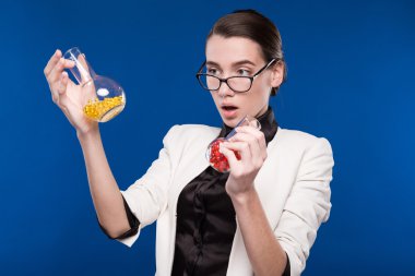 kadehler ile genç kız