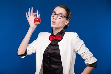 elinde kırmızı şişe ile kız