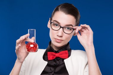 elinde kırmızı şişe ile kız