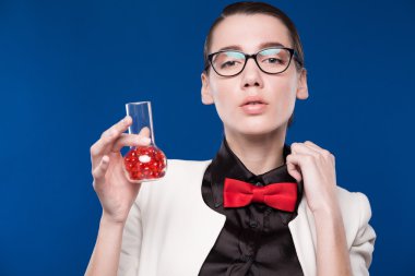 elinde kırmızı şişe ile kız