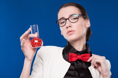 elini ve boynunda kırmızı bir kelebek bir şişede kızla 