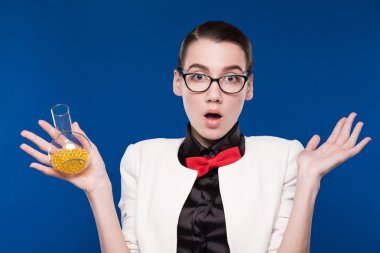 elinde bir şişe ile öğrenci