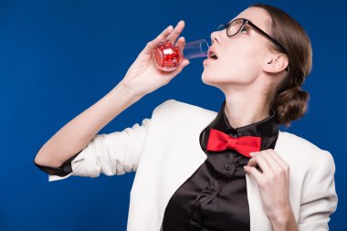 elini ve boynunda kırmızı bir kelebek bir şişede kızla 