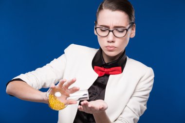 elinde bir şişe ile öğrenci