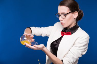 elinde bir şişe ile öğrenci