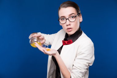 elinde bir şişe ile genç öğrenci