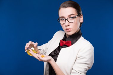 elinde bir şişe ile genç öğrenci