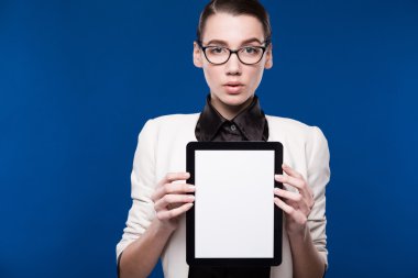 gözlüklü esmer bir tablet ellerde ile