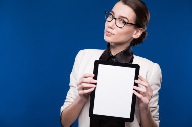 gözlüklü esmer bir tablet ellerde ile