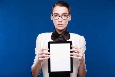 gözlüklü esmer bir tablet ellerde ile