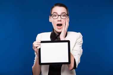 Gözlük ve elinde bir tablet ile esmer