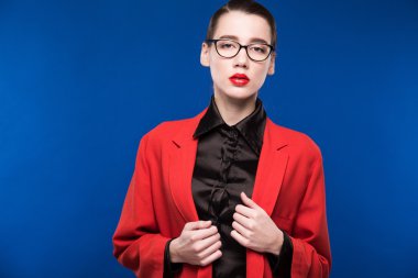 gözlük ve kırmızı bir ceket ile bir kız portresi