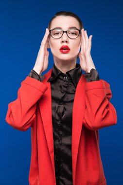 Kırmızı dudaklar ile ceket genç kız