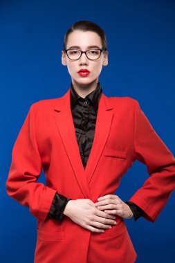 Kırmızı ruj ceketle bir kız portresi 