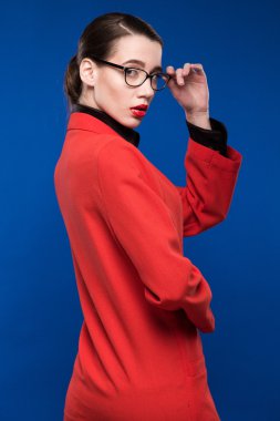 kadın ruj kırmızı ceketli