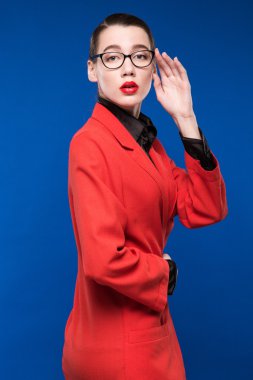 kadın ruj kırmızı ceketli