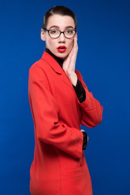 kadın ruj kırmızı ceketli