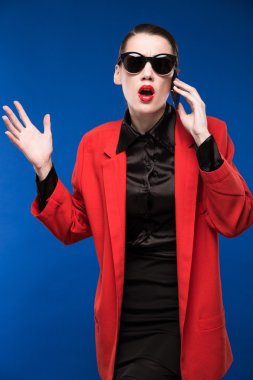 esmer kız telefonda konuşurken