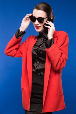 Elinde bir telefon ile esmer kız