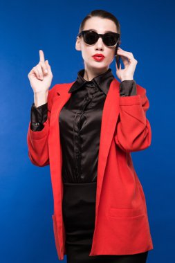 bir telefon parmak işaret kadınla