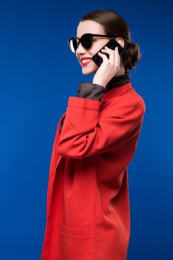 onun el telefon kırmızı ruj kadınla