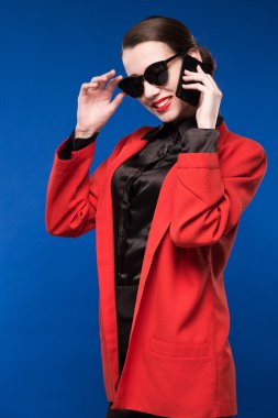 onun el telefon kırmızı ruj kadınla