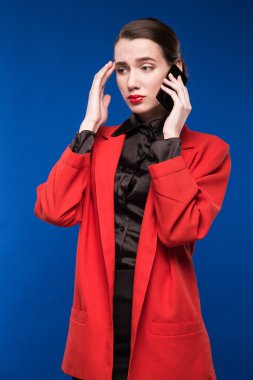 telefon yüz hakkında bir kız portresi