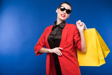 Kız, elinde çantasını