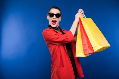 Kız, elinde çantasını