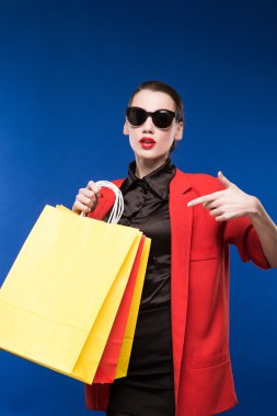 genç kadın bir ceket ve paketleri ile