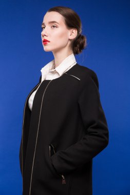 Kırmızı ruj dudakları ile kız