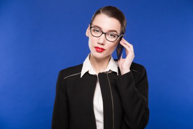 telefonda konuşurken gözlüklü genç kadın