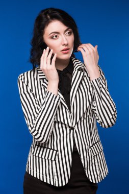 Elinde telefon olan bir kız.