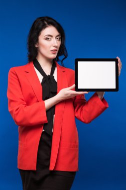 elinde bir tablet ile kız