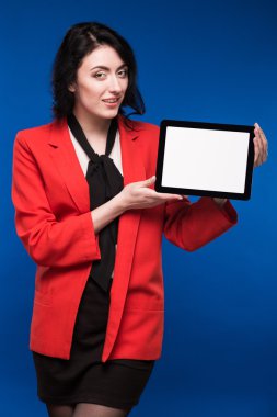 elinde bir tablet ile kız