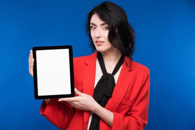 elinde bir tablet ile kız