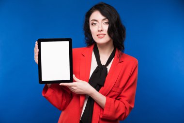 elinde bir tablet ile kız