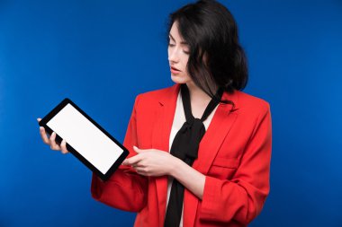 elinde bir tablet ile kız