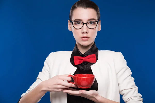 Retrato de una chica con la taza roja en las manos — Foto de Stock