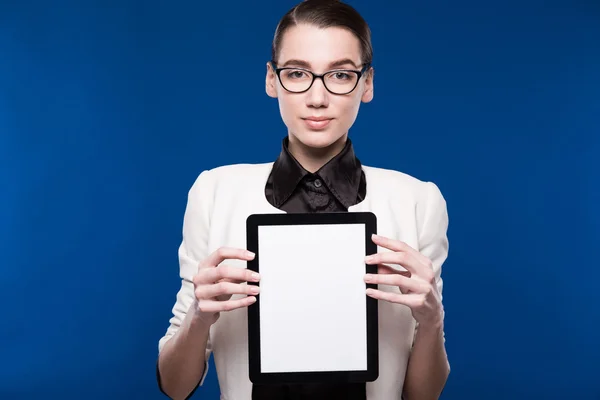Chica joven en gafas con la tableta — Foto de Stock