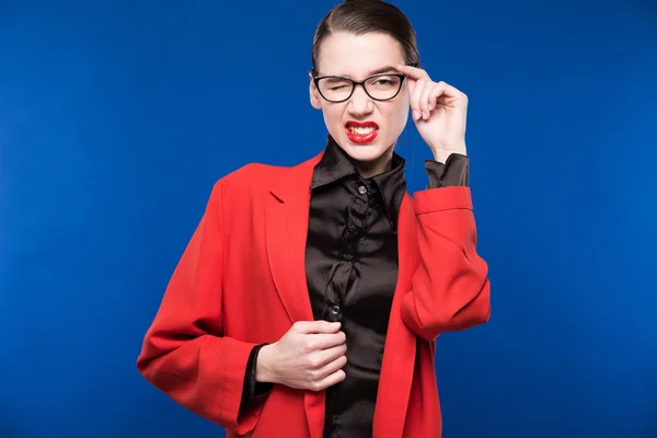 Chica en una chaqueta roja con labios rojos — Foto de Stock