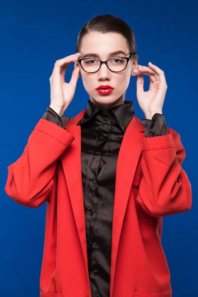 Jeune fille dans une veste avec des lèvres rouges — Photo