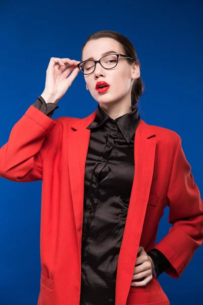 Jeune fille dans une veste avec des lèvres rouges — Photo