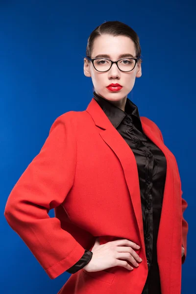 Retrato de una niña en una chaqueta con lápiz labial rojo — Foto de Stock