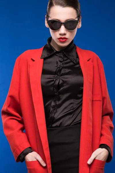 Retrato de una joven en gafas de sol y lápiz labial rojo en los labios — Foto de Stock