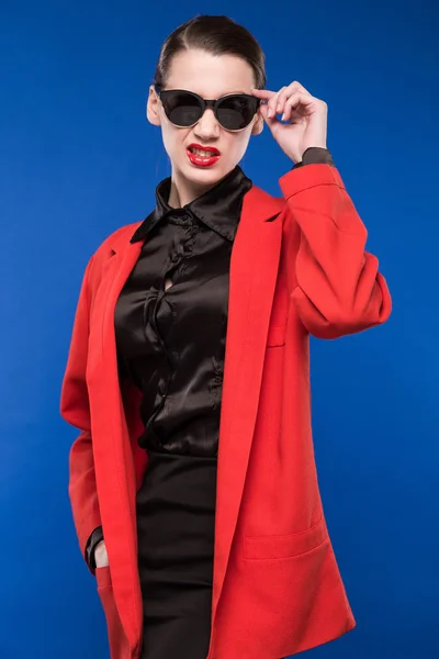 Mujer en gafas de sol y lápiz labial rojo en los labios — Foto de Stock