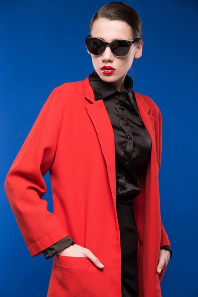 Portrait of a young girl in sunglasses and red lipstick on the lips — Stock Photo, Image