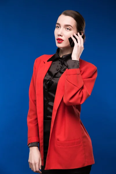 Young woman talking on the phone — Stock Photo, Image