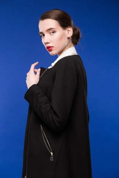 Joven chica en una chaqueta negra y blusa blanca — Foto de Stock